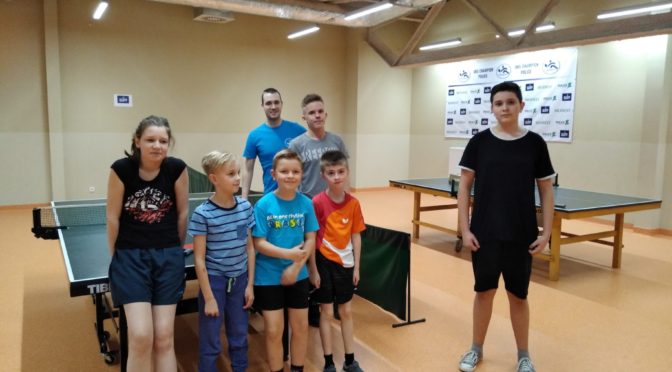 Bartosz Dobrowolański poprowadził trening dla młodych adeptów tenisa stołowego